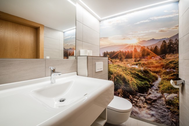 Moderne Badezimmer mit Toilette